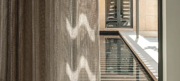 Geef je huis een vleugje luxe met JAB Anstoetz gordijnen, nu met 15% korting bij Decokay. Stijlvol, op maat gemaakt en van de hoogste kwaliteit.